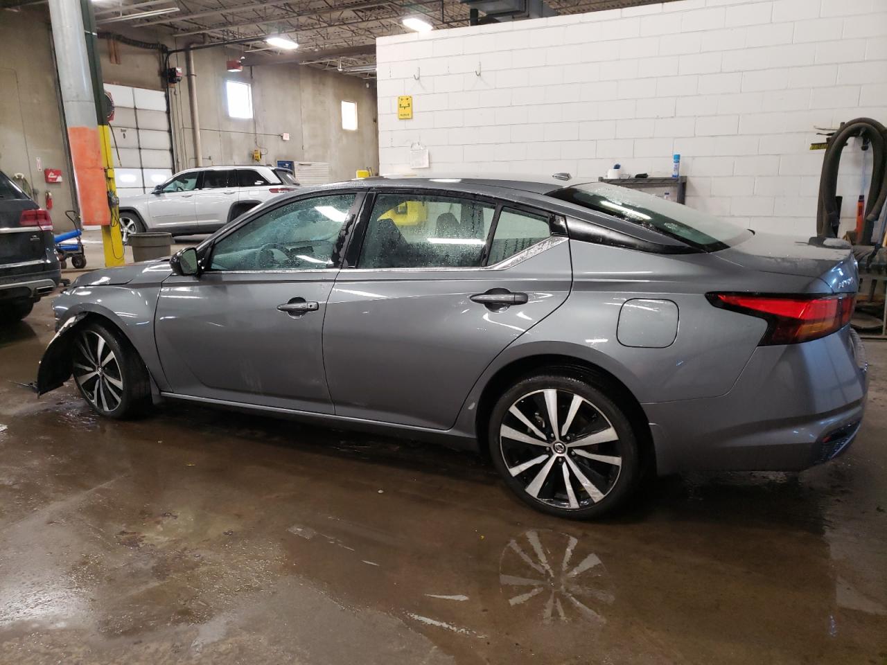 2020 Nissan Altima - Image 2