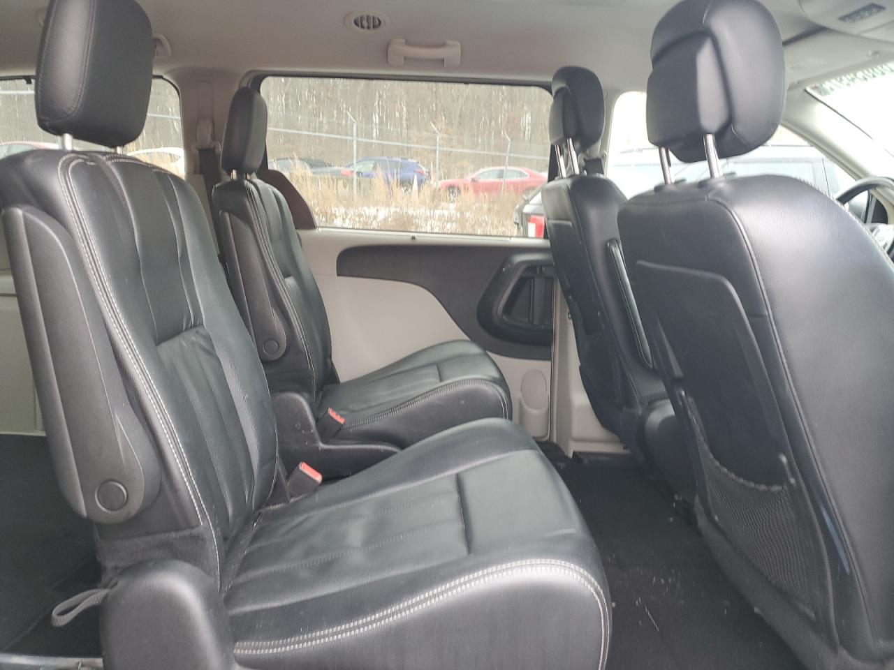 2016 Chrysler Town & Country - Image 11