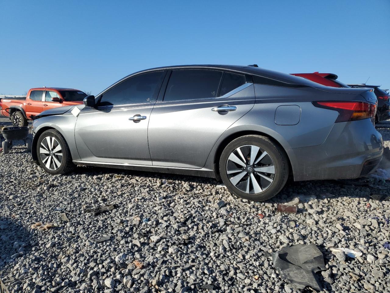 2019 Nissan Altima - Image 2