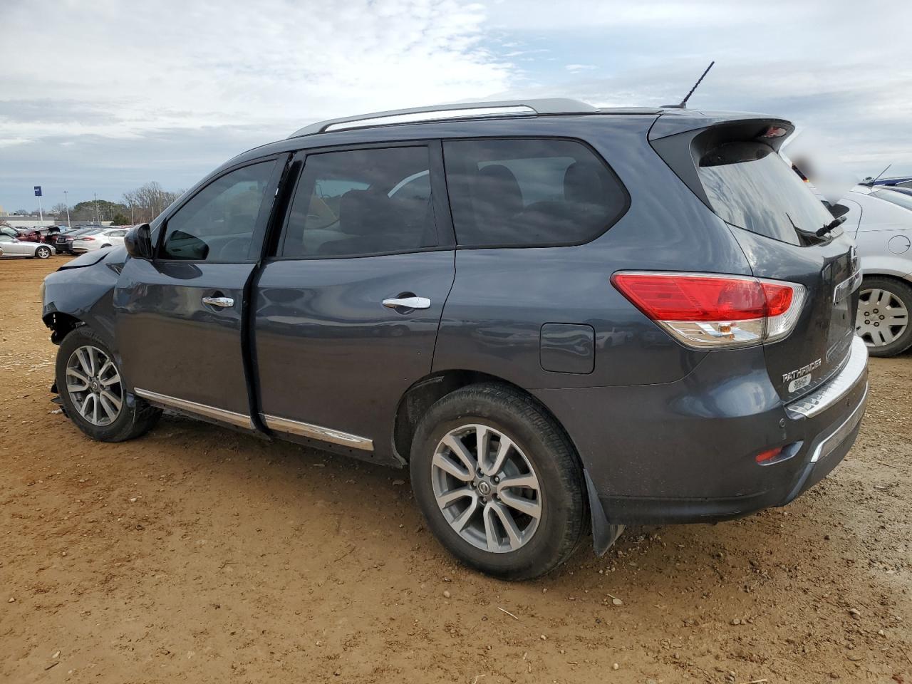 2013 Nissan Pathfinder - Image 2