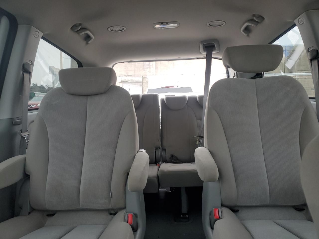 2010 Kia Sedona - Image 10