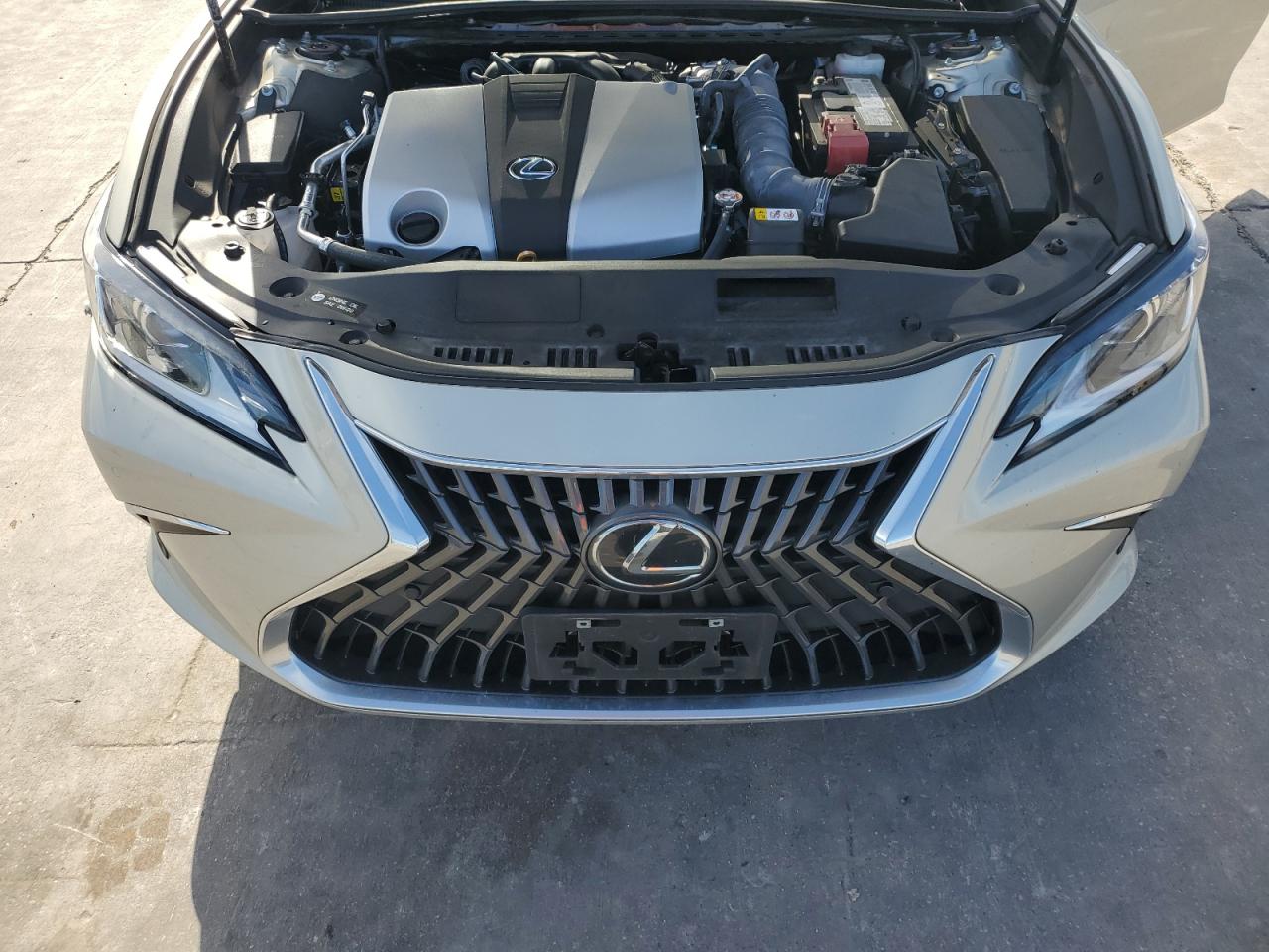 2023 Lexus ES - Image 12