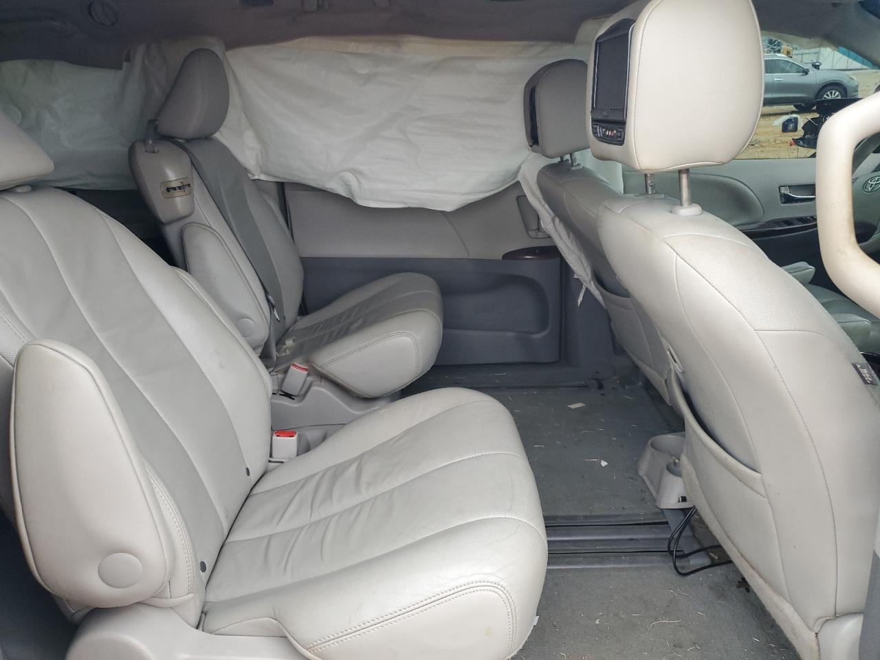 2014 Toyota Sienna - Image 11
