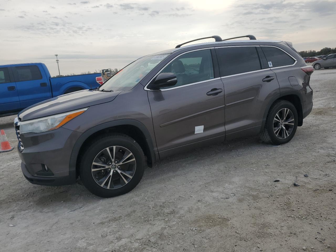2016 Toyota Highlander - Image 1