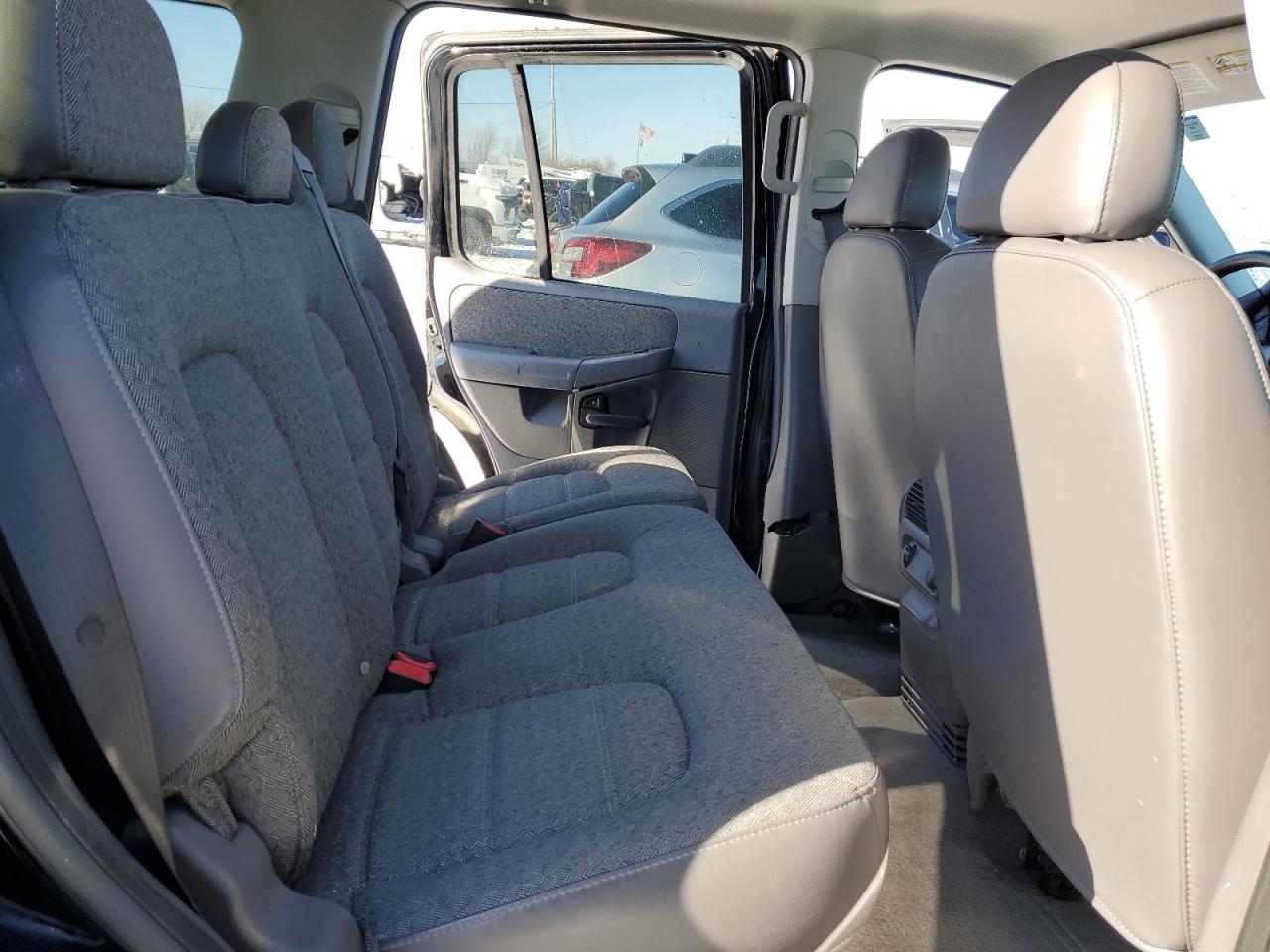 2004 Ford Explorer - Image 11