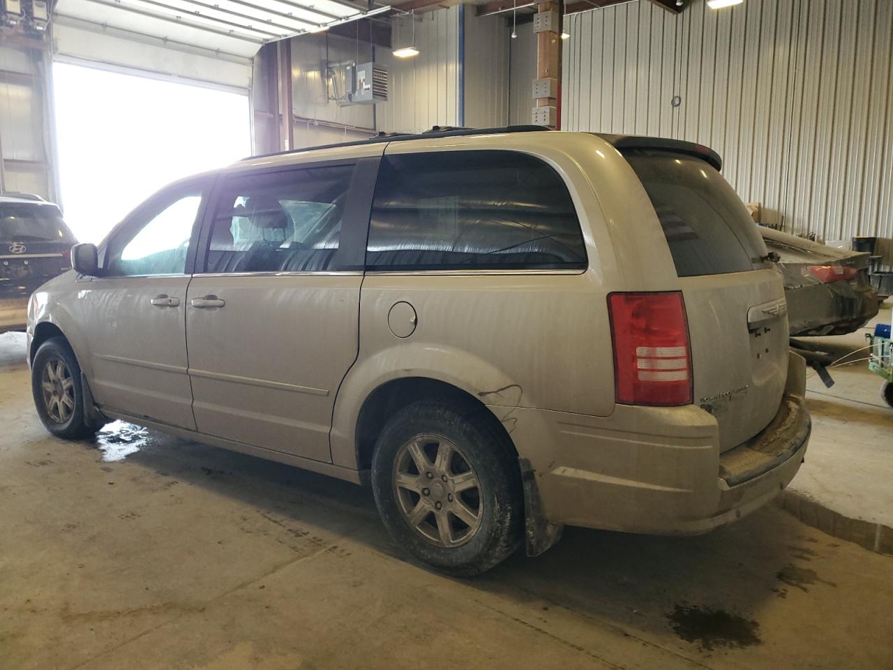 2008 Chrysler Town & Country - Image 2