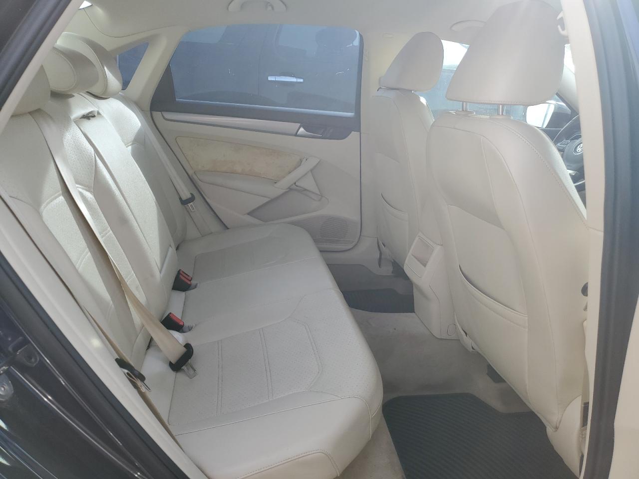 2014 Volkswagen Passat - Image 10