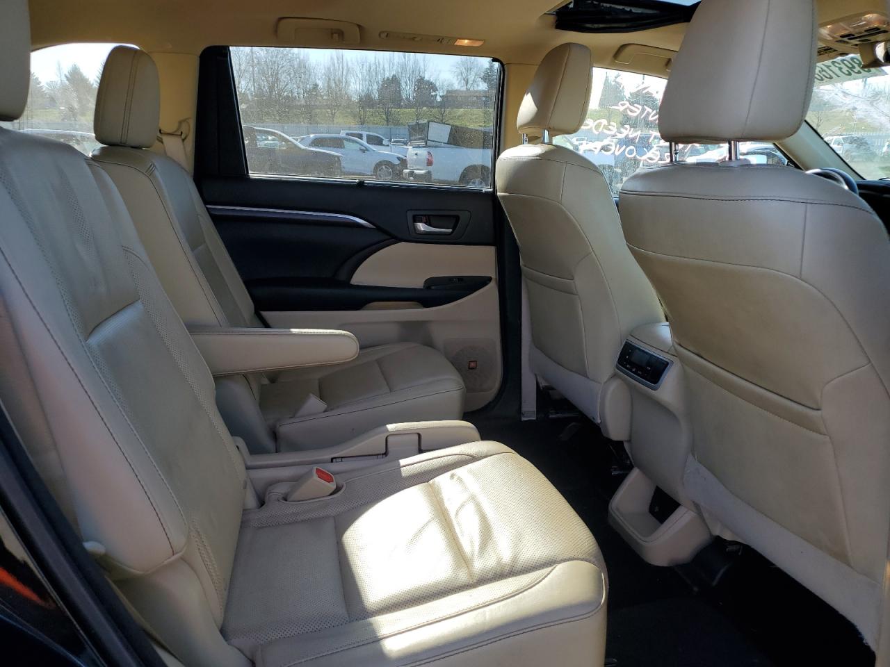 2015 Toyota Highlander - Image 11