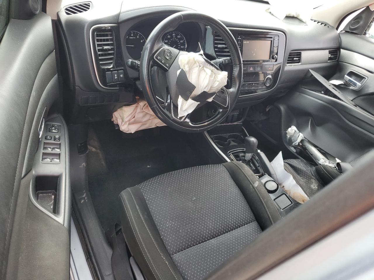 2017 Mitsubishi Outlander - Image 8