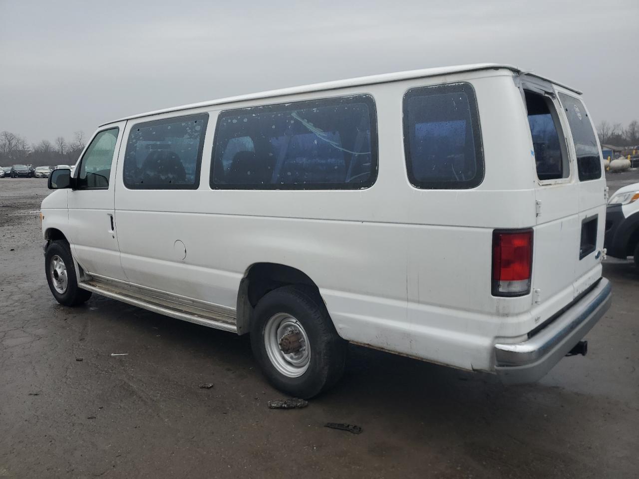 2000 Ford Econoline - Image 2