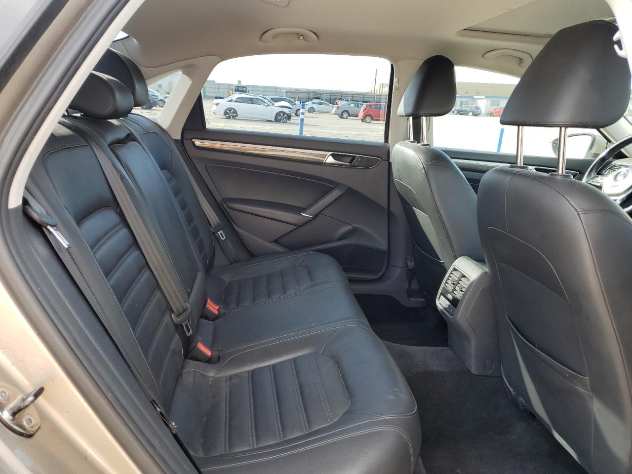2016 Volkswagen Passat - Image 10