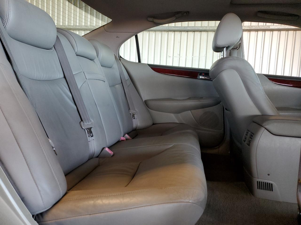 2004 Lexus ES - Image 10
