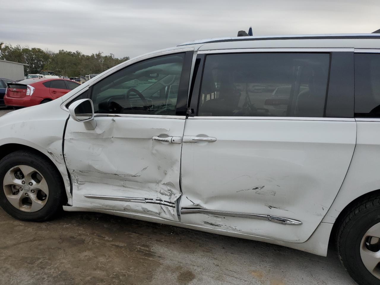 2017 Chrysler Pacifica - Image 7