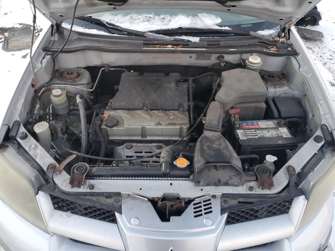 2004 Mitsubishi Outlander - Image 13