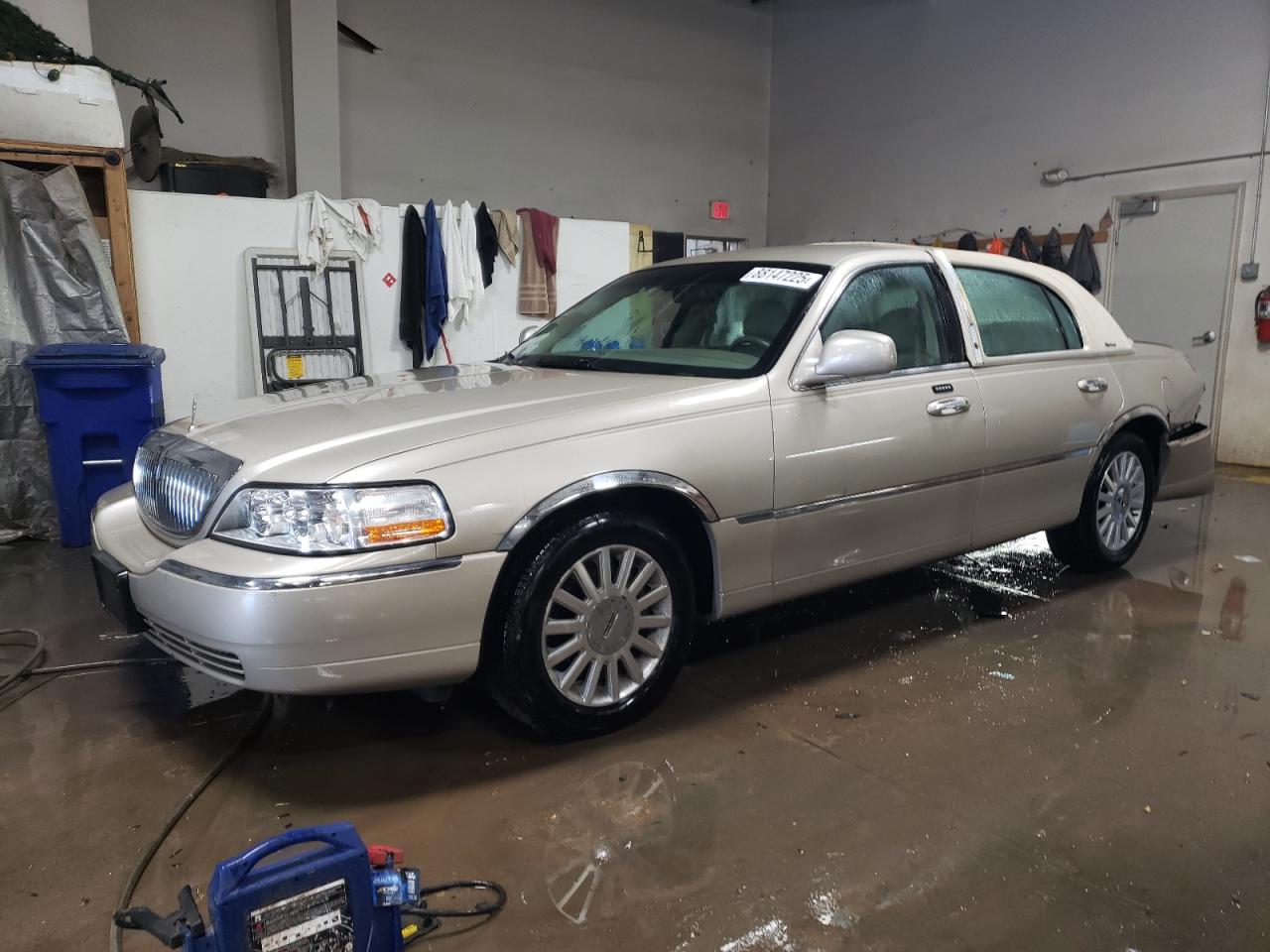 2004 Lincoln Town Car - Image 1