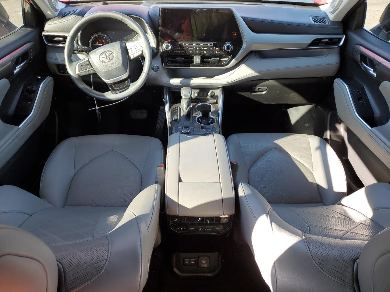 2022 Toyota Highlander - Image 8