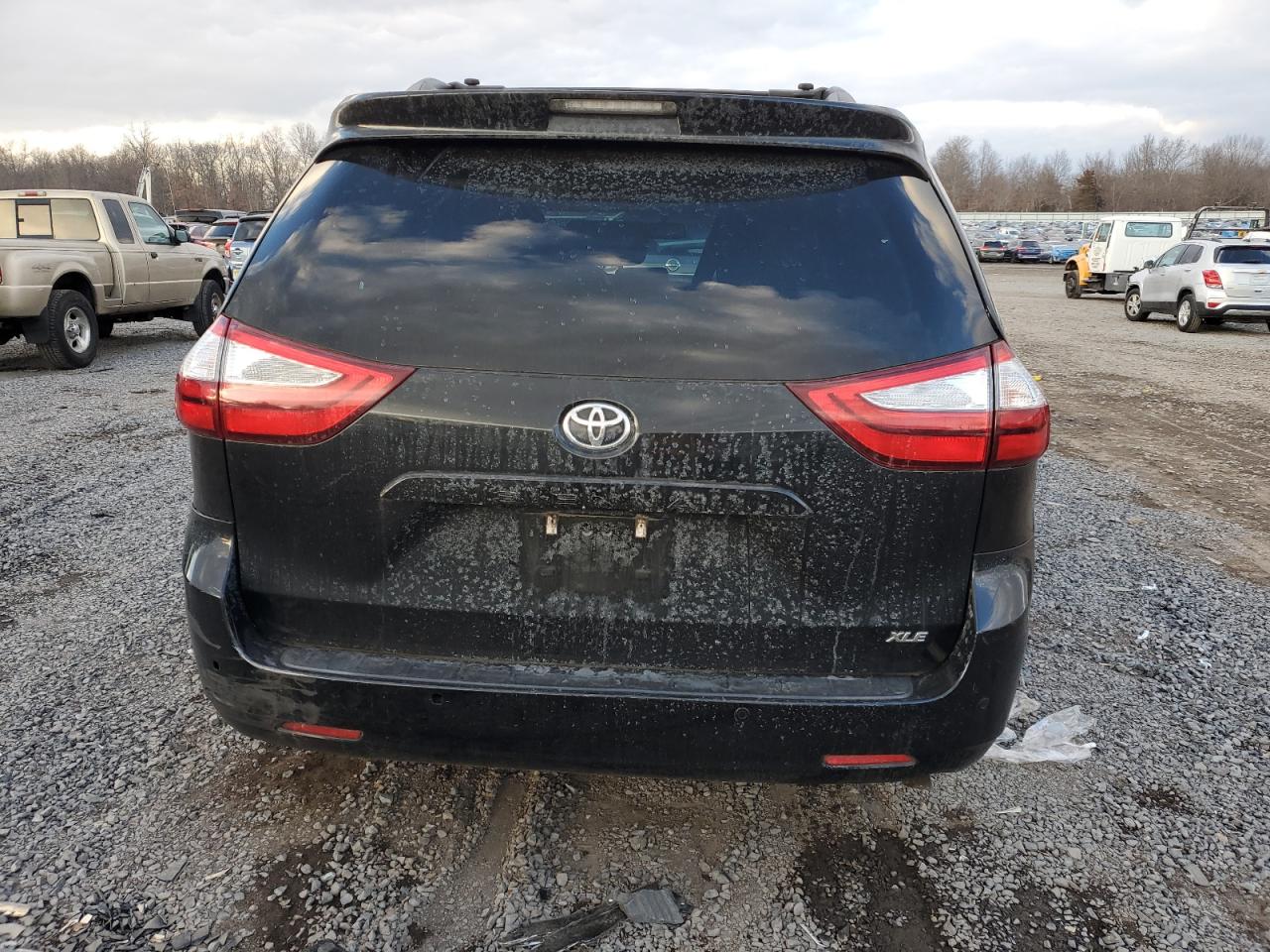 2017 Toyota Sienna - Image 6