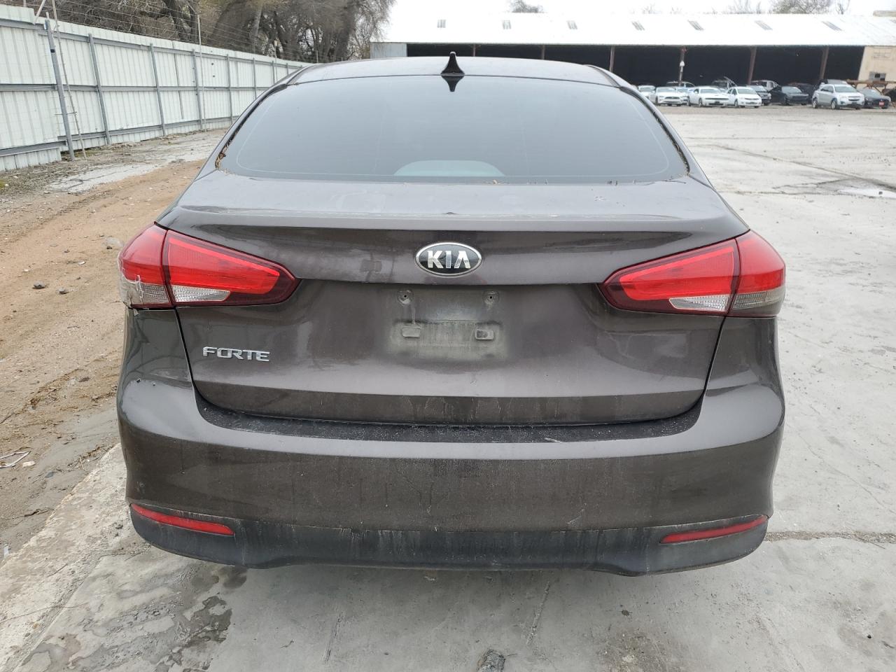 2017 Kia Forte - Image 6