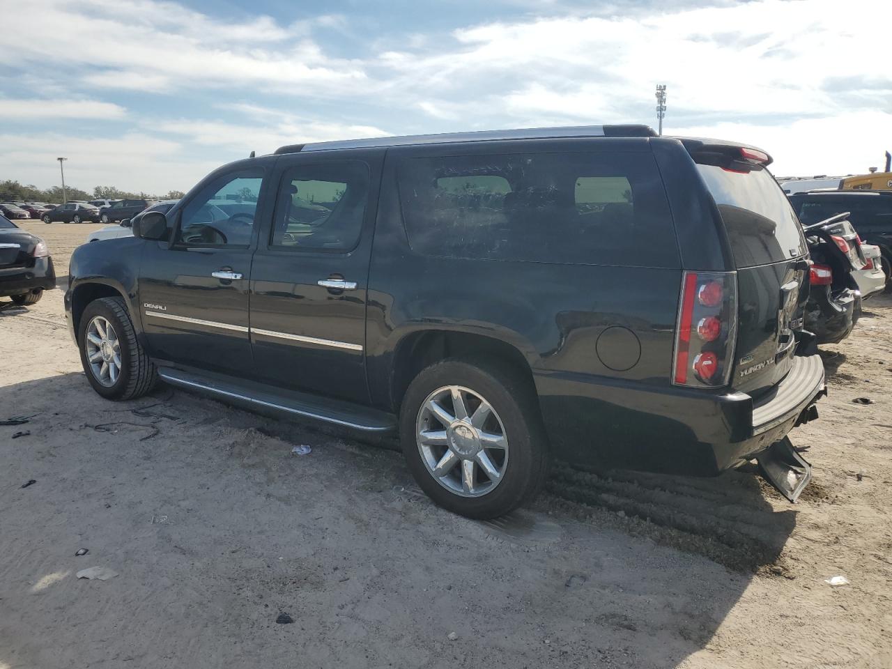 2011 GMC Yukon - Image 2