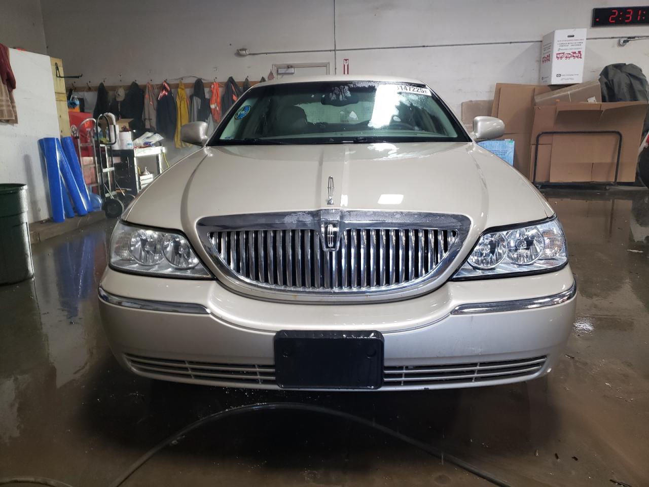 2004 Lincoln Town Car - Image 5
