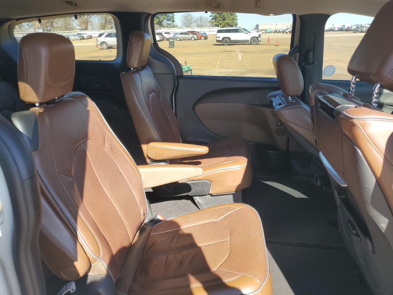 2017 Chrysler Pacifica - Image 11