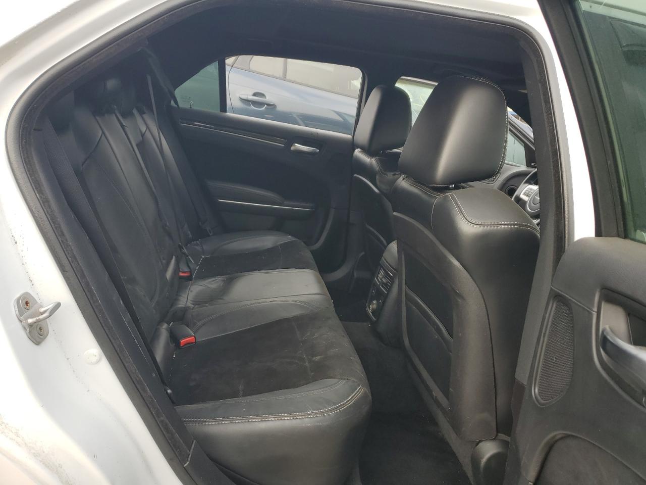 2013 Chrysler 300 - Image 10