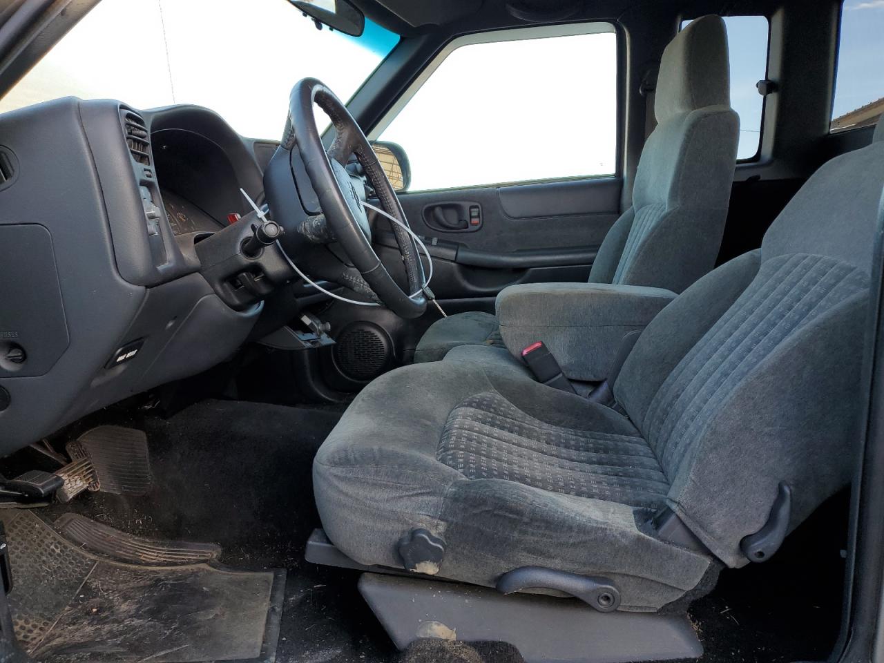 2002 Chevrolet S-10 Pickup - Image 7