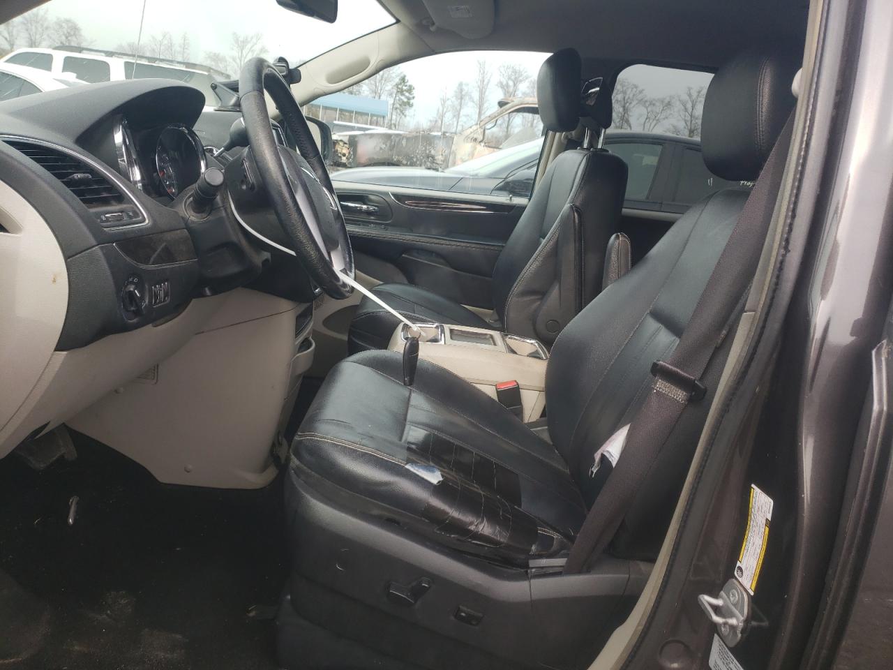 2016 Chrysler Town & Country - Image 7