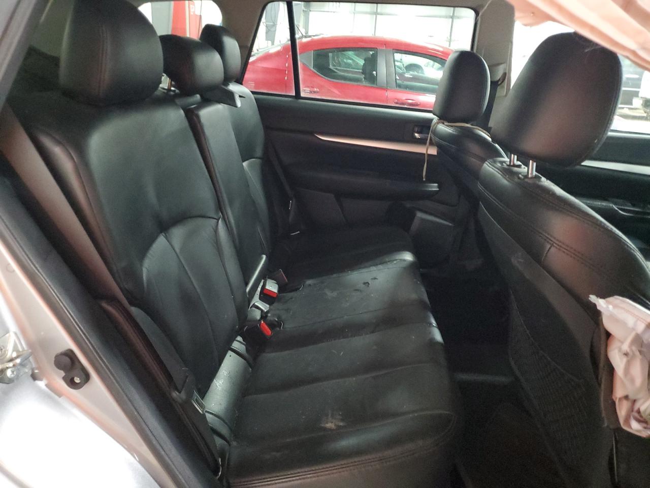 2010 Subaru Outback - Image 11