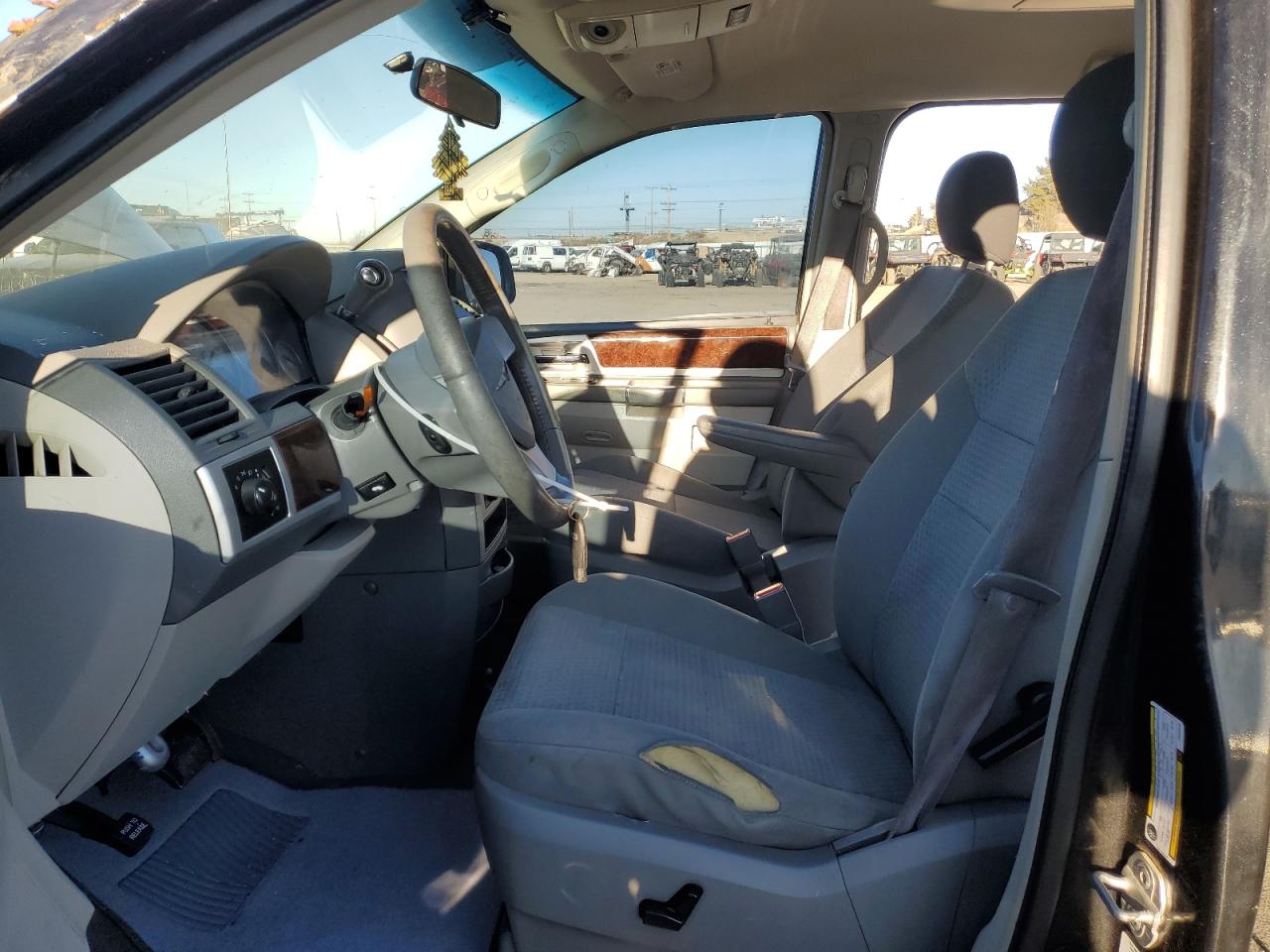 2010 Chrysler Town & Country - Image 7