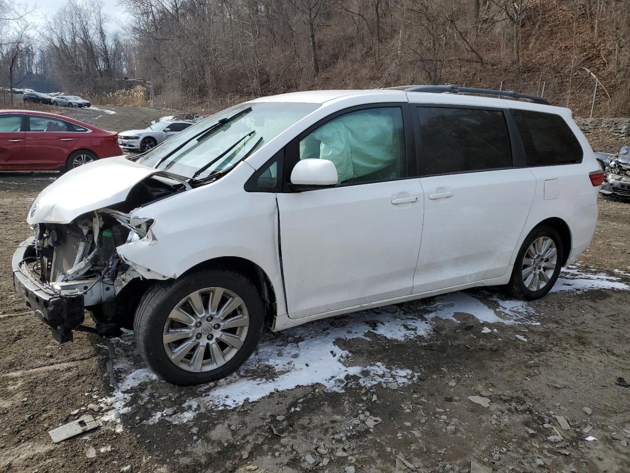 2015 Toyota Sienna - Image 1