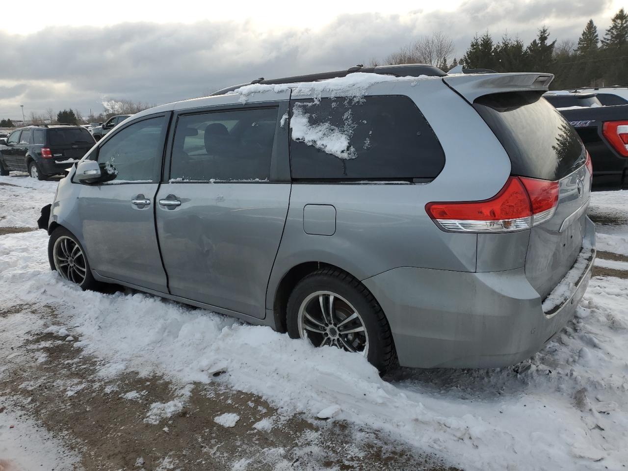 2013 Toyota Sienna - Image 2