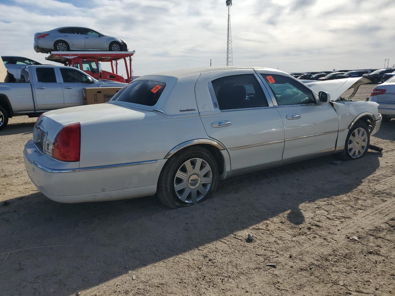 2005 Lincoln Town Car - Image 3