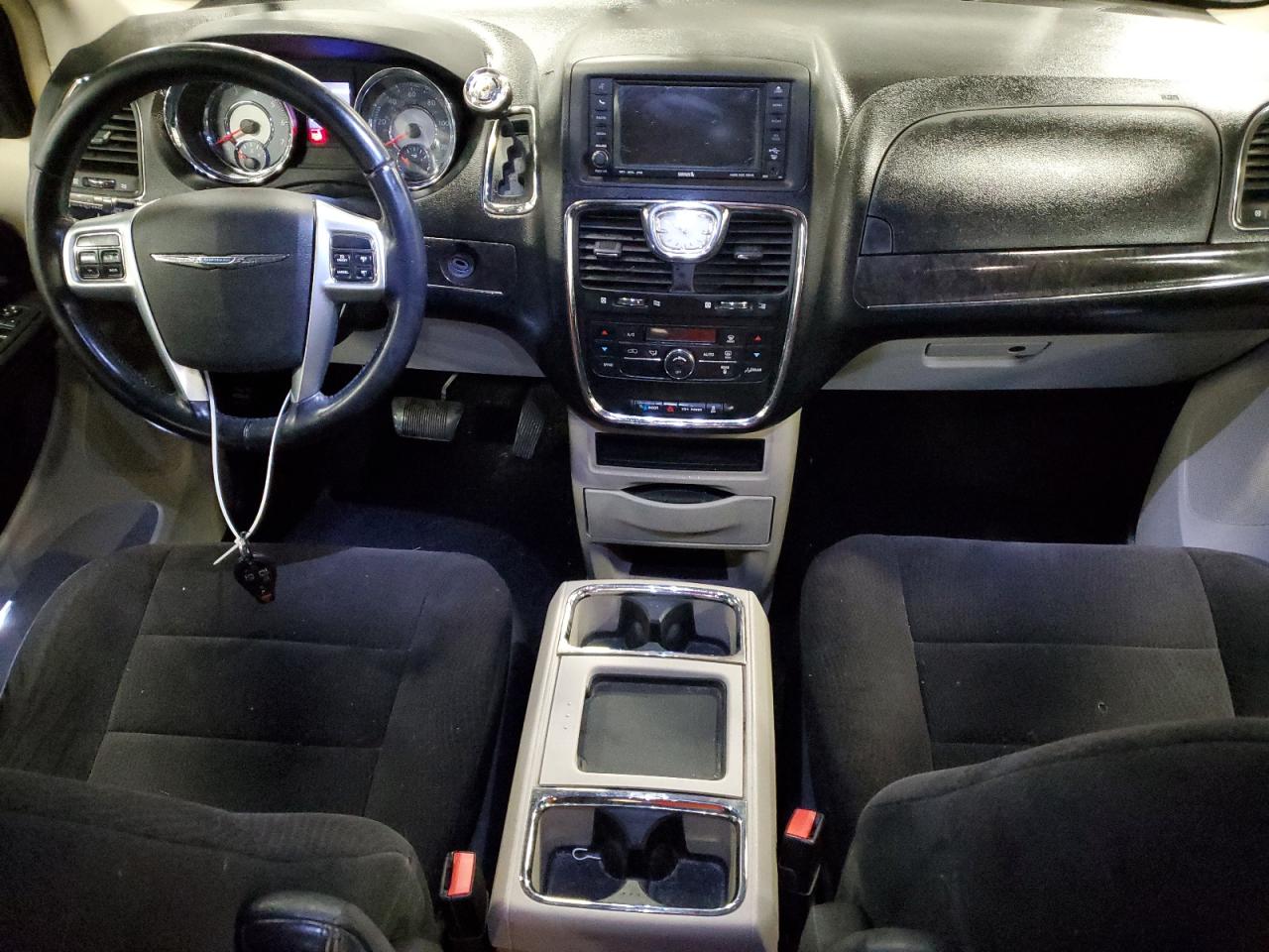 2011 Chrysler Town & Country - Image 8
