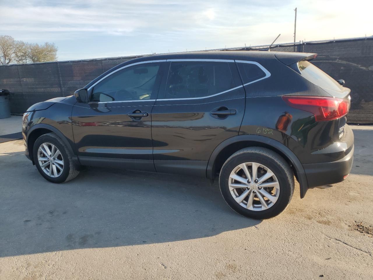 2018 Nissan Rogue - Image 2