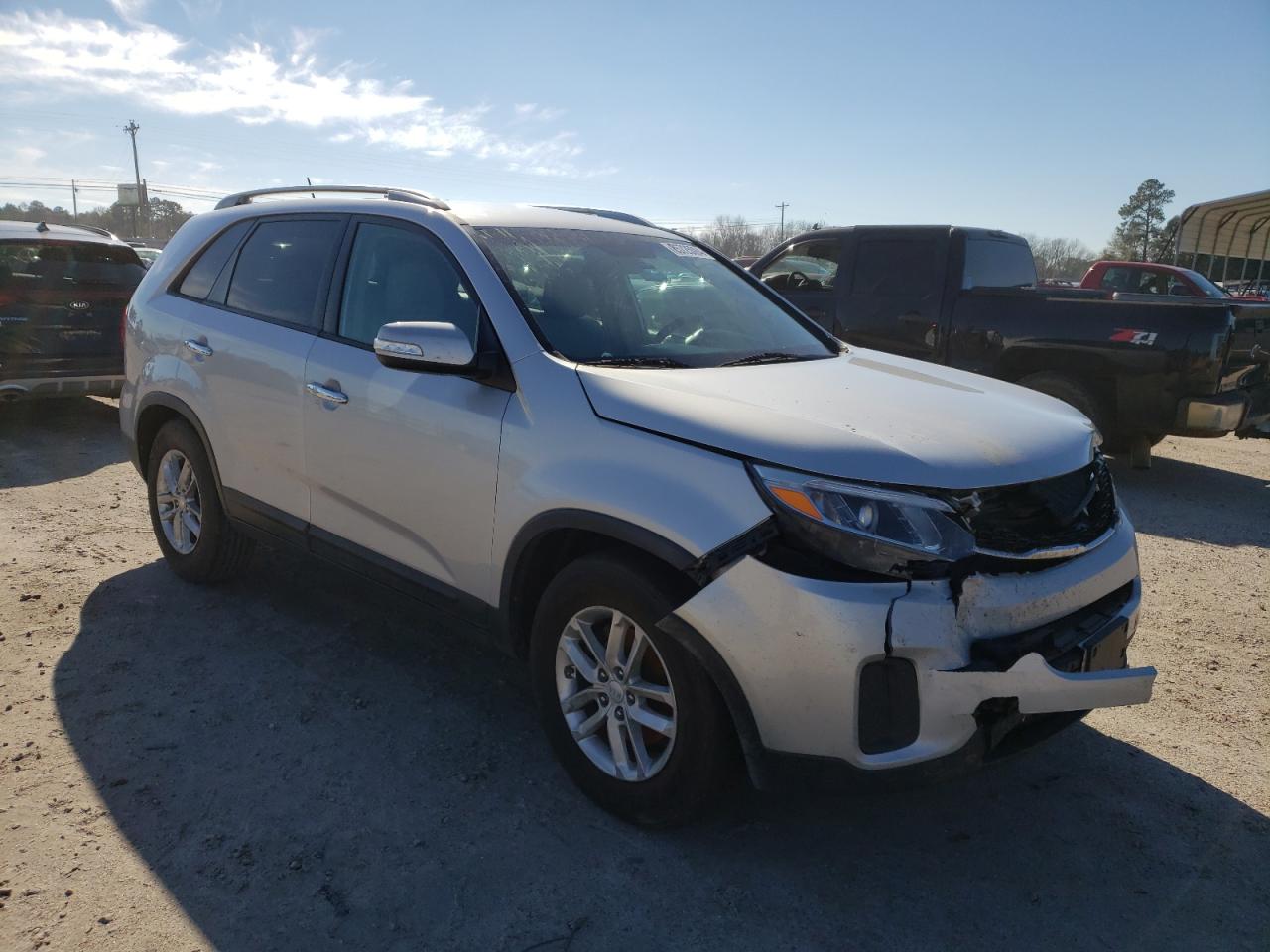 VIN 5XYKT4A74FG585154 2015 KIA SORENTO no.4