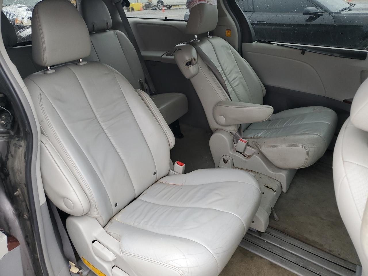 2011 Toyota Sienna - Image 11