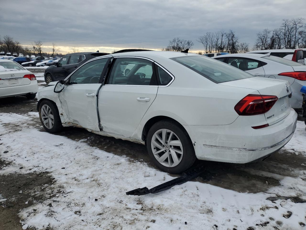 2018 Volkswagen Passat - Image 2