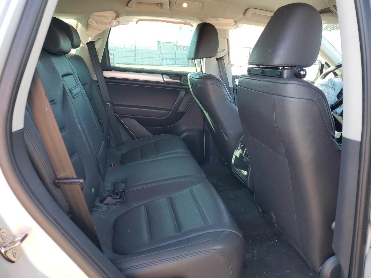 2014 Volkswagen Touareg - Image 11