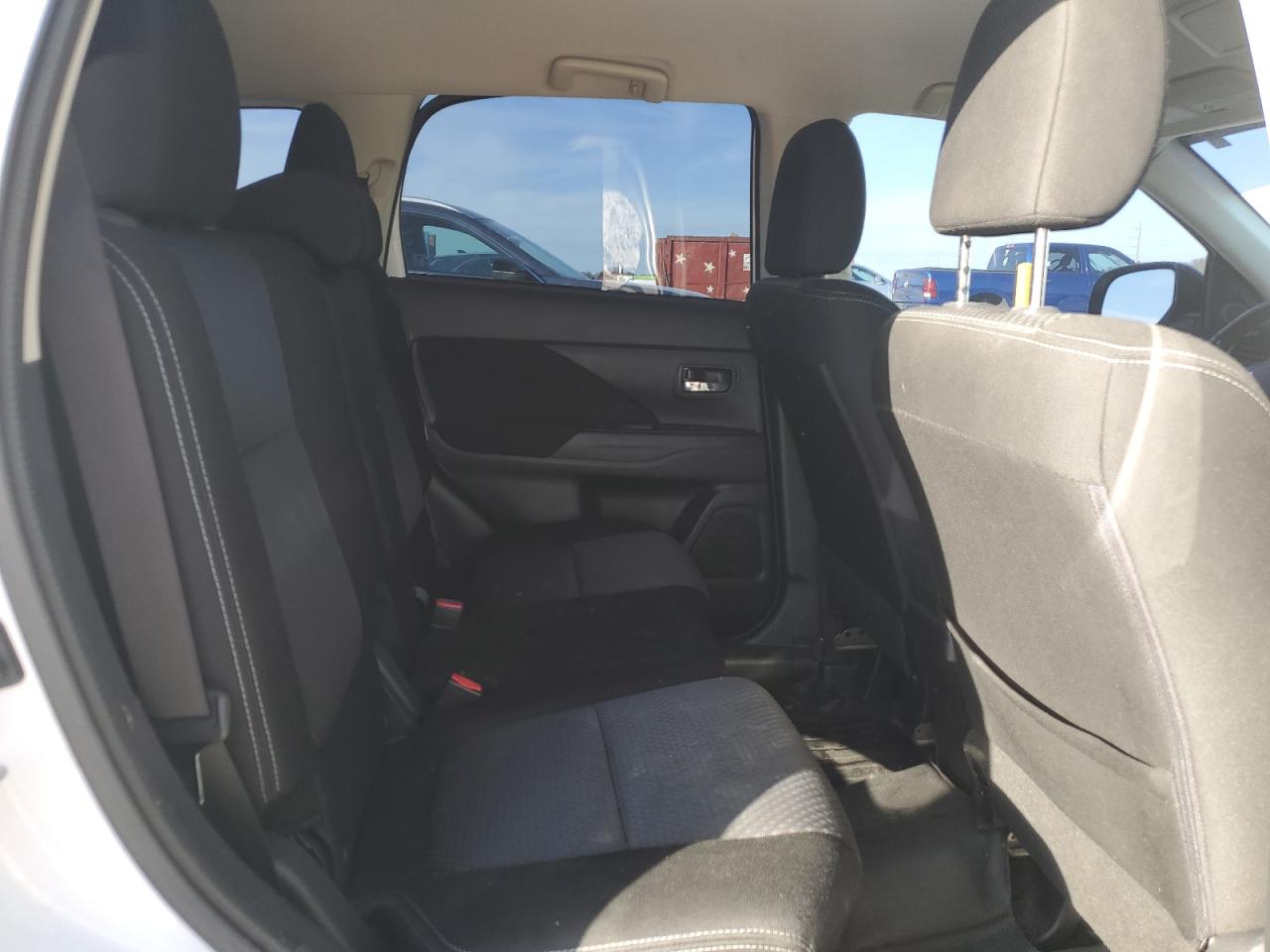 2016 Mitsubishi Outlander - Image 11