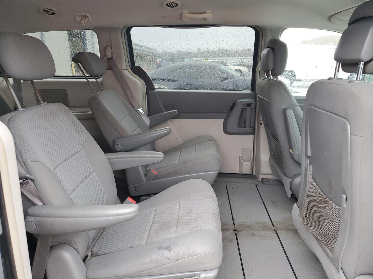 2010 Chrysler Town & Country - Image 11