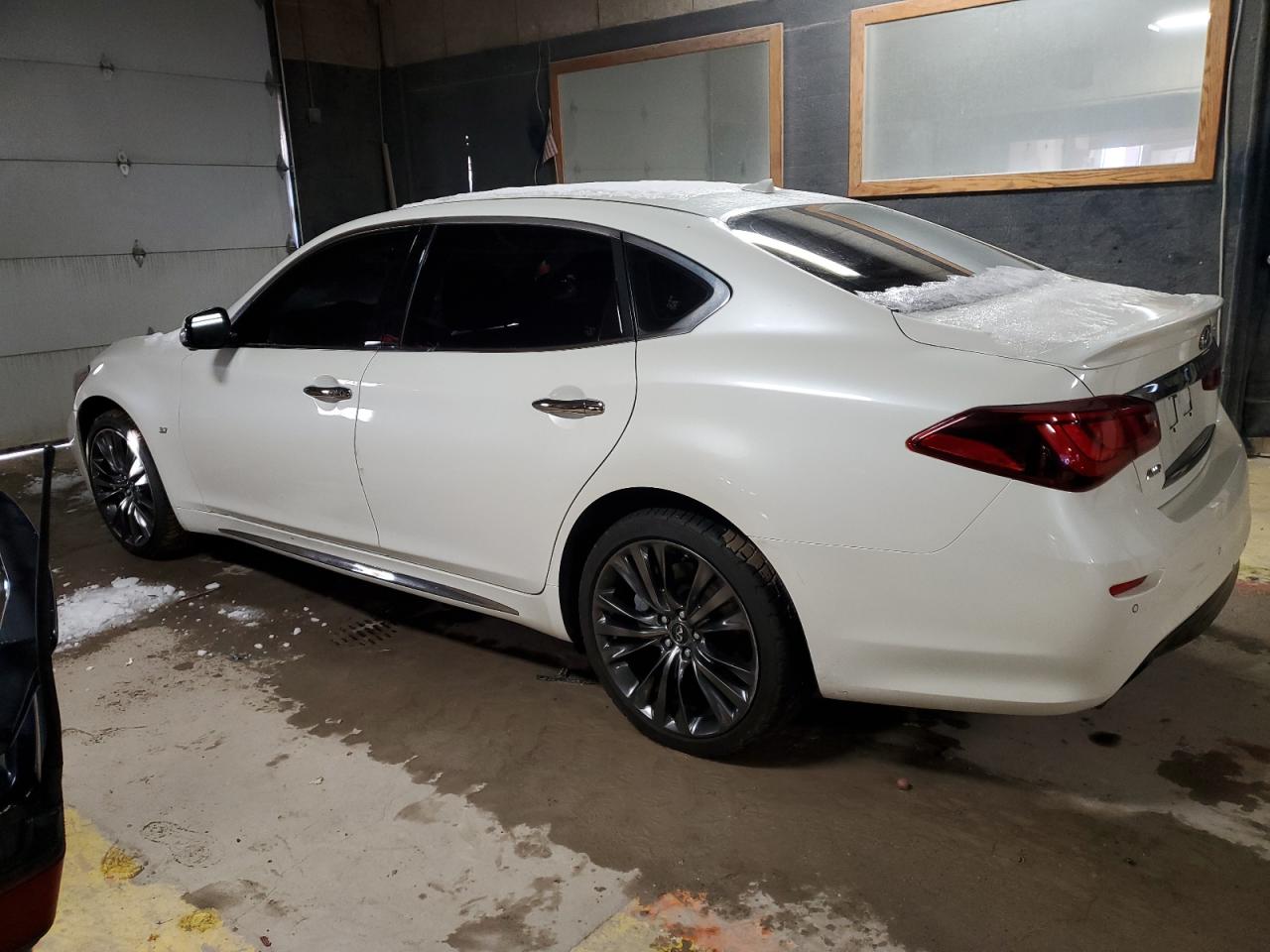 2019 Infiniti Q70 - Image 2