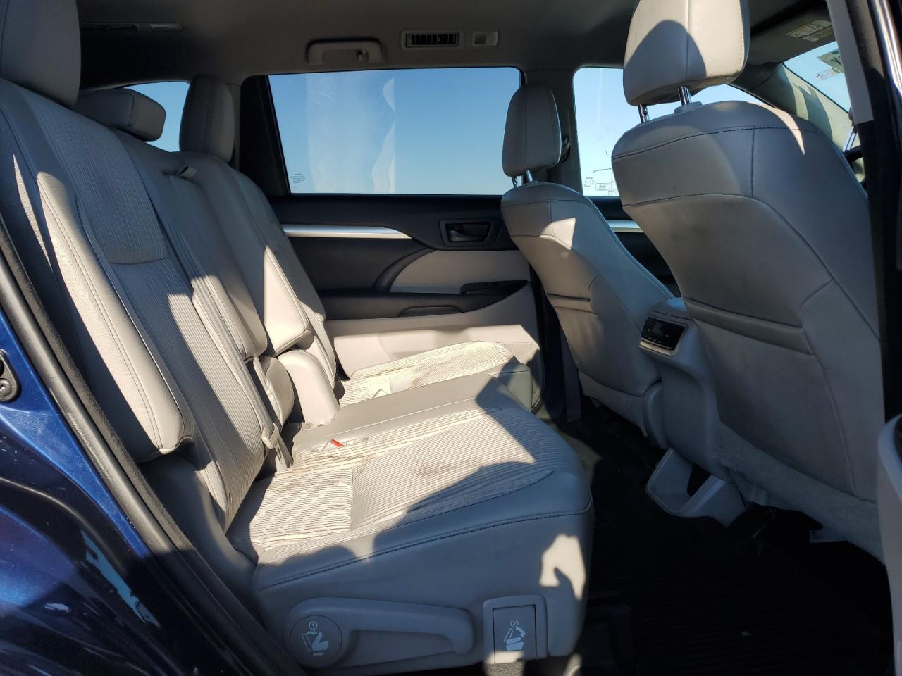 2014 Toyota Highlander - Image 11