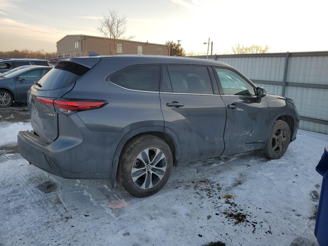 2022 Toyota Highlander - Image 3