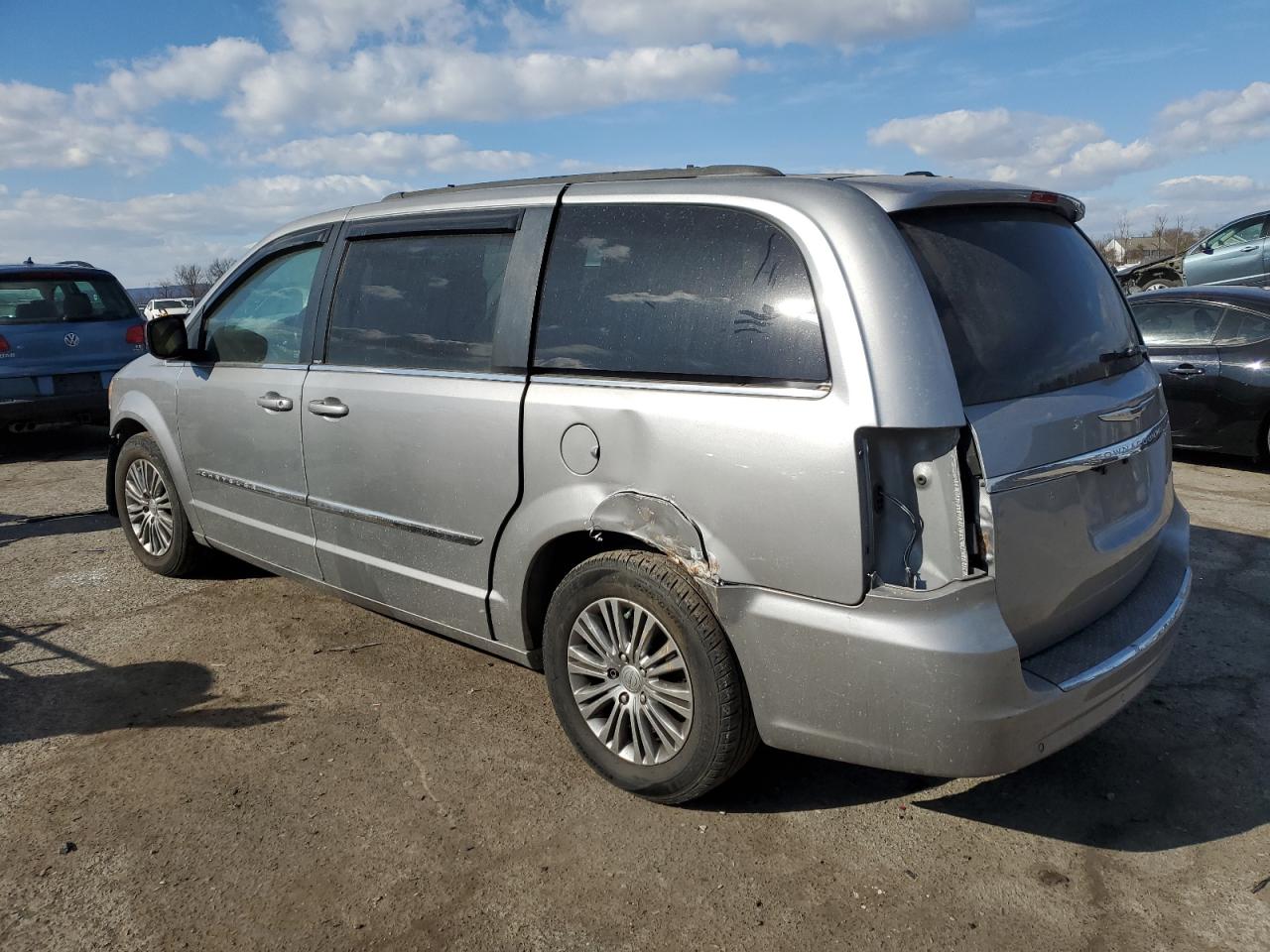 2014 Chrysler Town & Country - Image 2