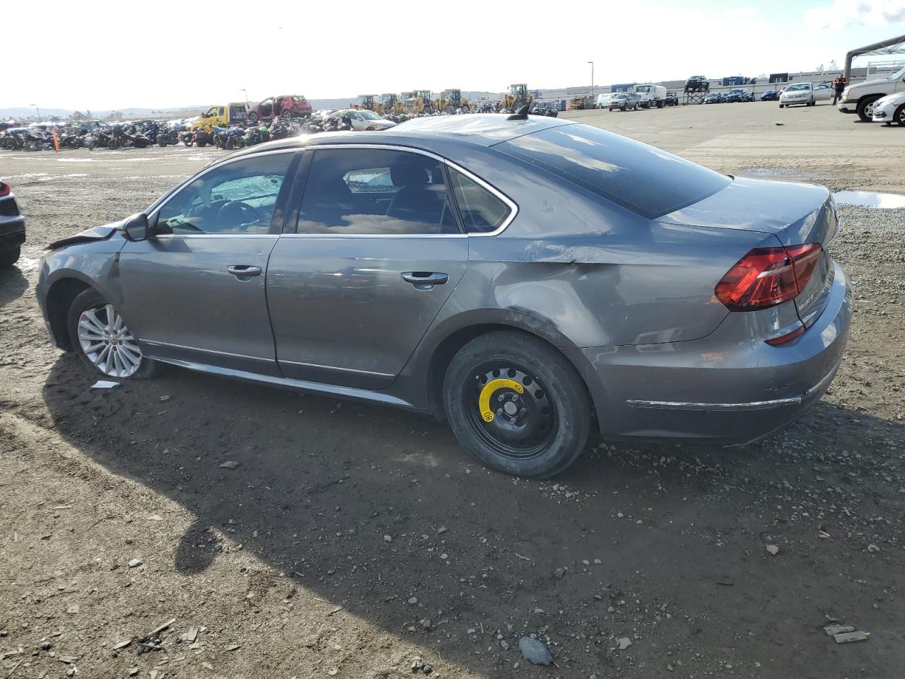 2017 Volkswagen Passat - Image 2