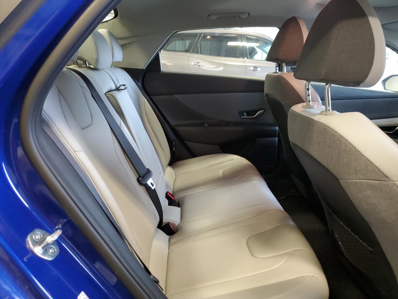 2022 Hyundai Elantra - Image 11