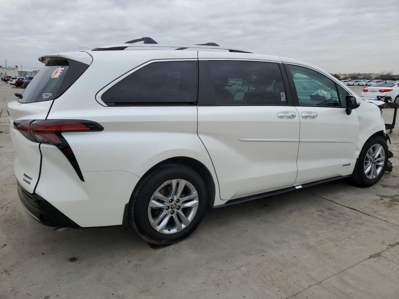 2021 Toyota Sienna - Image 3