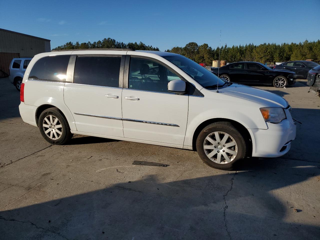 2014 Chrysler Town & Country - Image 4
