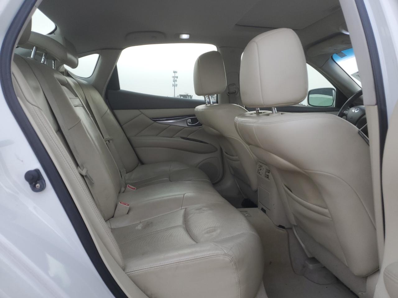 2012 Infiniti M - Image 10